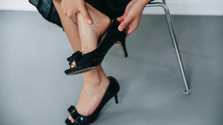 Comment ne pas avoir mal aux pieds avec des talons ? Astuces simples et efficaces