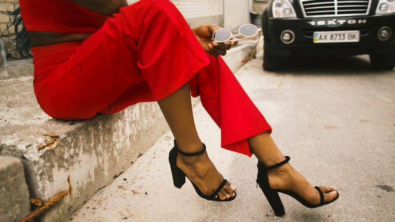 Comment porter le pantalon large quand on est petite​ ?