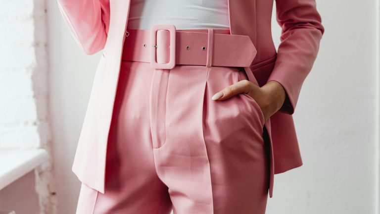 Que mettre avec un pantalon rose pâle ? Tenues élégantes et faciles à porter