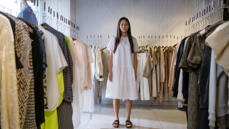 Quelle forme de robe quand on a du ventre ? Idées pour affiner la silhouette
