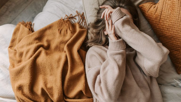 Comment enlever les bouloches d&rsquo;un pull en laine : méthodes efficaces