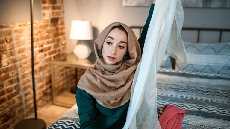 Comment nouer un foulard dans les cheveux ? astuces simples et stylées