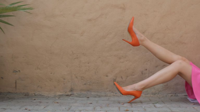 Quelles chaussures porter avec une robe orange ?