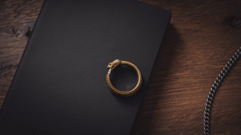 Chevalière en or sur mesure pour homme : est-ce vraiment indispensable ?