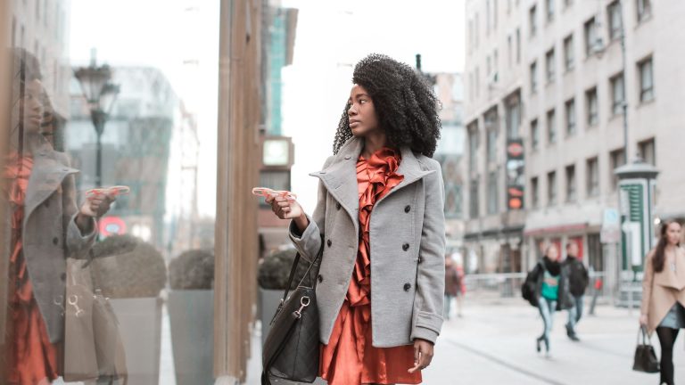 Faut-il suivre les tendances pour conserver un style élégant femme ?