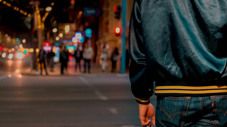 Jacket souvenir et jean brut : l’association qui change tout