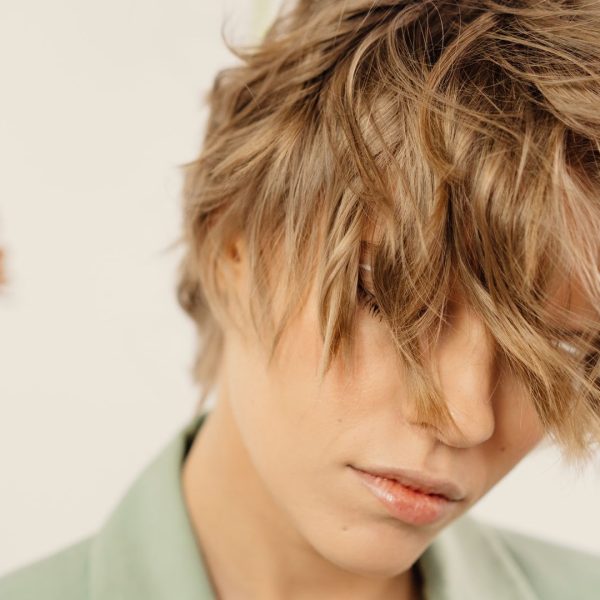 Obtenir facilement un effet décoiffé naturel sur cheveux courts