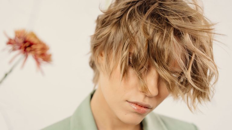 Obtenir facilement un effet décoiffé naturel sur cheveux courts