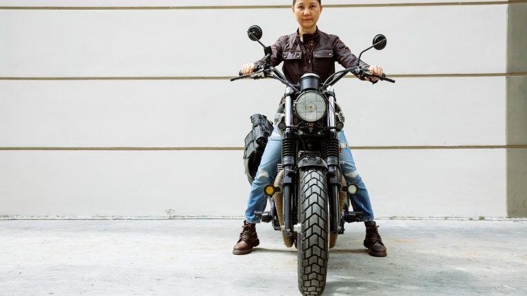 Petits pieds, grands trajets : chaussures motos femmes adaptées
