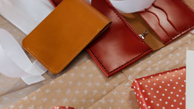 Portefeuille à personnaliser pour mariage : souvenir chic pour témoins