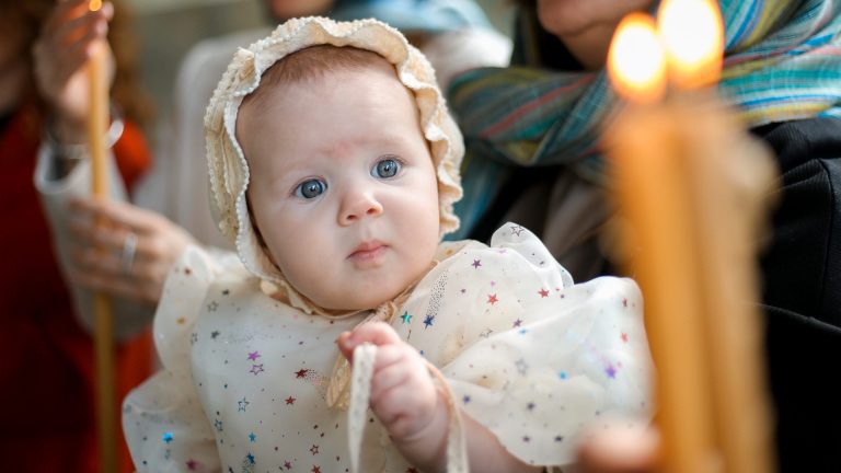 Robe bébé pour baptême d&rsquo;hiver : garder votre fille au chaud avec élégance