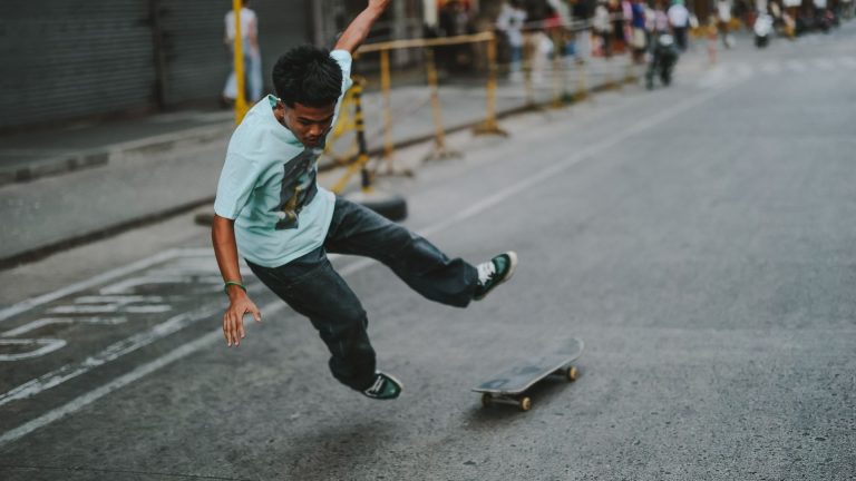 Collier pour garçon ado skateur ou gamer : adapter le bijou à sa personnalité