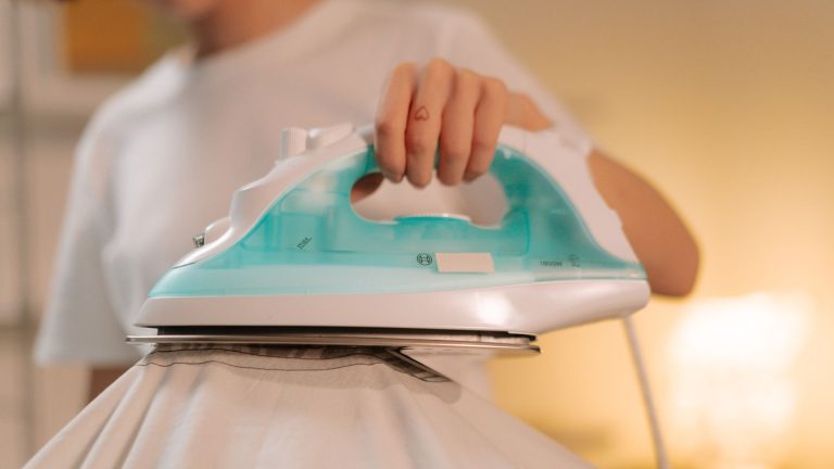 Costume froissé après un voyage : comment le repasser sans stress ?