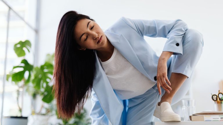 Couleur mode 2026 au bureau : looks chic et pros à copier