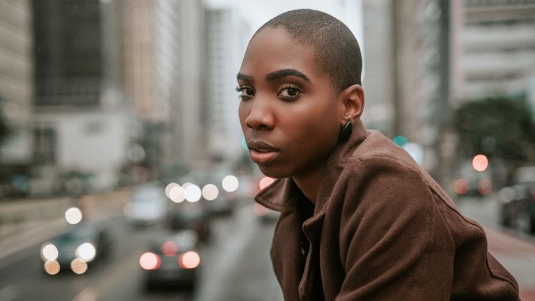 Les coupes courtes rasées pour les femmes : style unique et branché