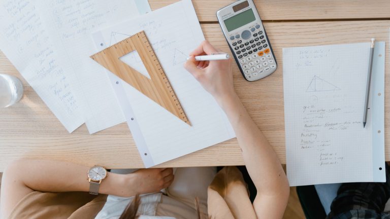 Forme trapèze : bien la reconnaître en géométrie et au quotidien