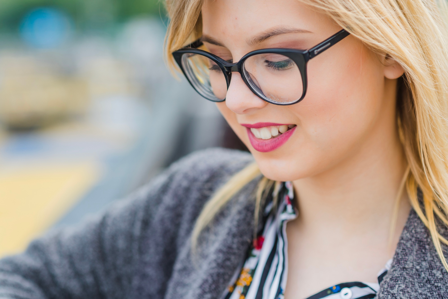 Gros plan sur une jolie femme souriante portant une paire de lunettes de vue