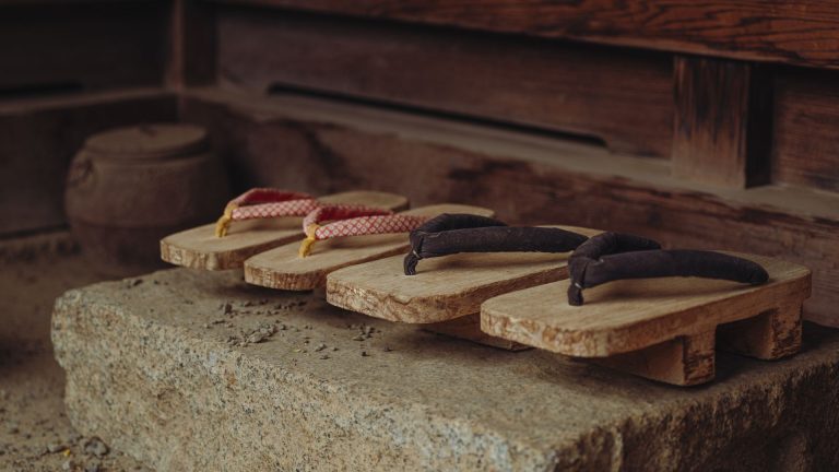 Idées de tenues avec la sandale geta pour un look japonais authentique