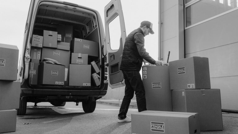Livraison Asos : qui livre les colis ? les délais et frais