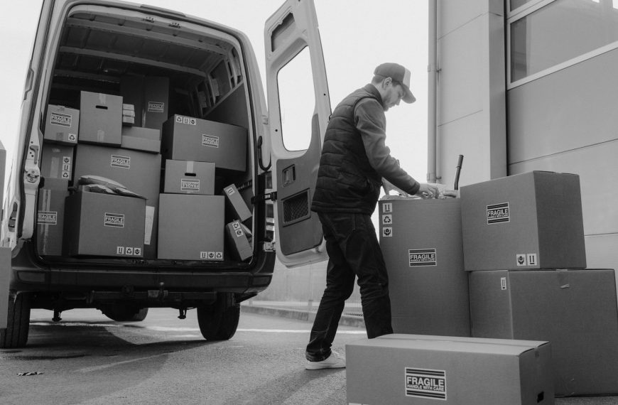 Livraison Asos : qui livre les colis ? les délais et frais
