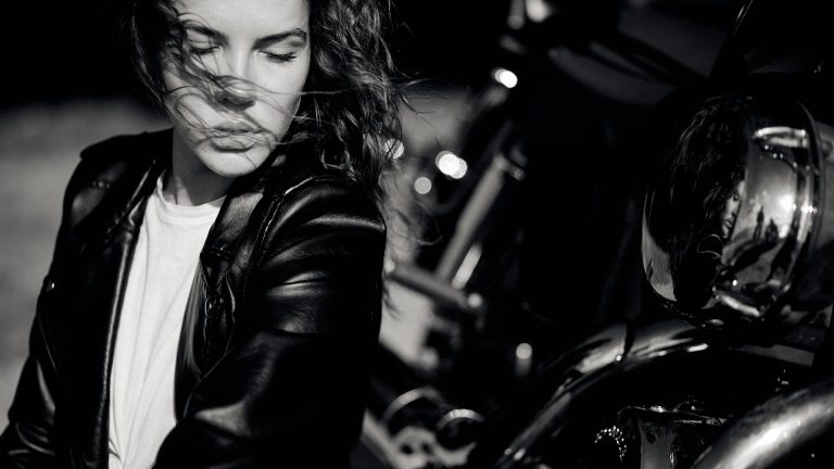 Oser la veste en cuir femme vintage même après 40 ans ? les clés pour assumer son style