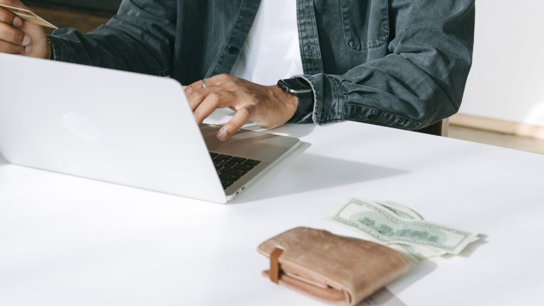 Portefeuille personnalisable RFID : protégez vos cartes sans sacrifier le style