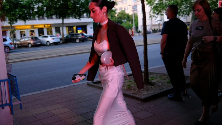 Robe bustier longue blanche & veste : éviter de casser la silhouette ?