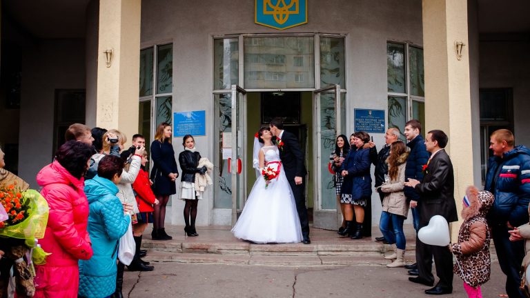 Robe invitée 2026 pour mariage civil : le style parfait pour la mairie