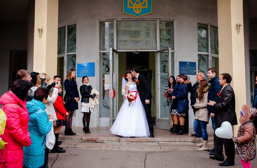 Robe invitée 2026 pour mariage civil : le style parfait pour la mairie