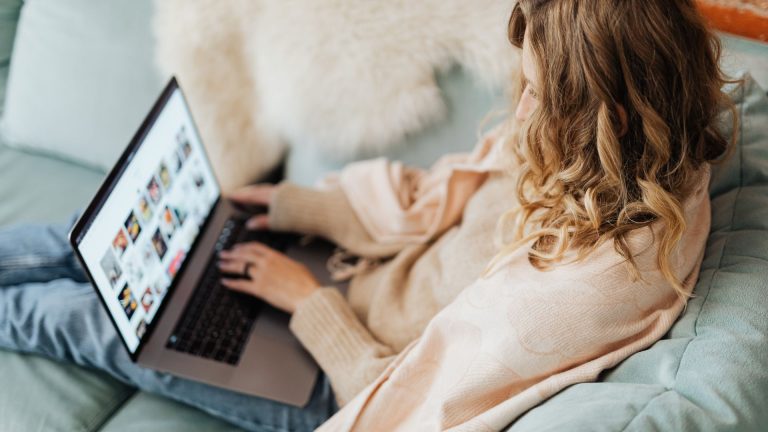 SPOTERN : acheter les tenues vues au cinéma et à la TV