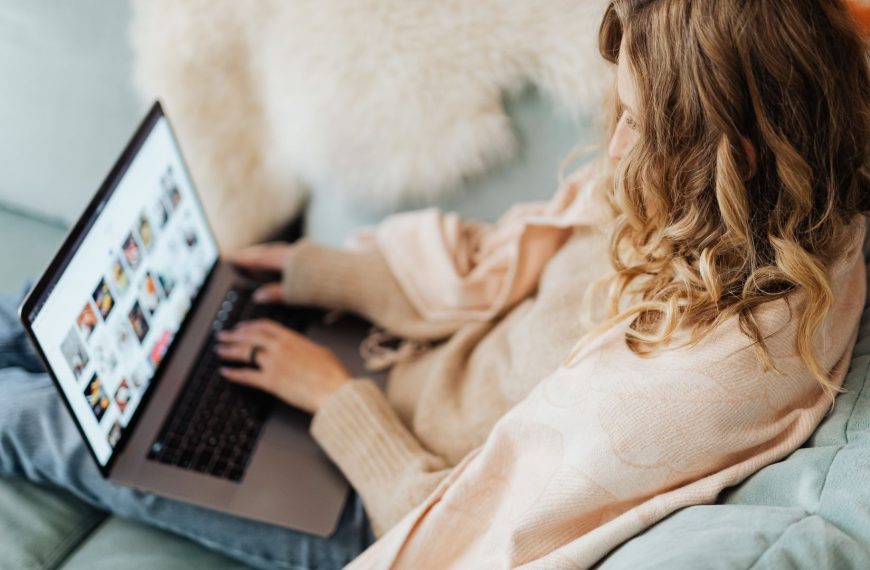 SPOTERN : acheter les tenues vues au cinéma et à la TV