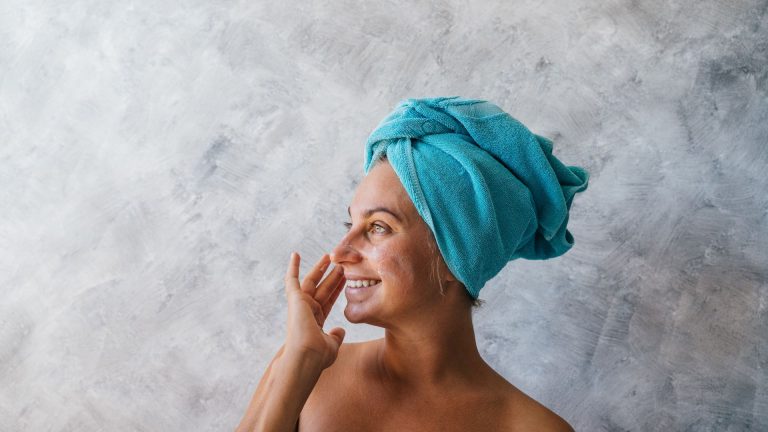 Petit bouton rouge : astuces pour apaiser votre peau naturellement